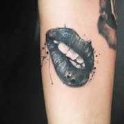 Black Lip Print Tattoo On Man Shoulder By Tatuaje Brasov Beatris